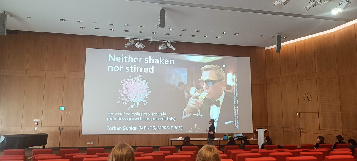 Torben Sunkel presenting "Neither shaken nor stirred" on stage at the GGNB Science Day Science Slam.